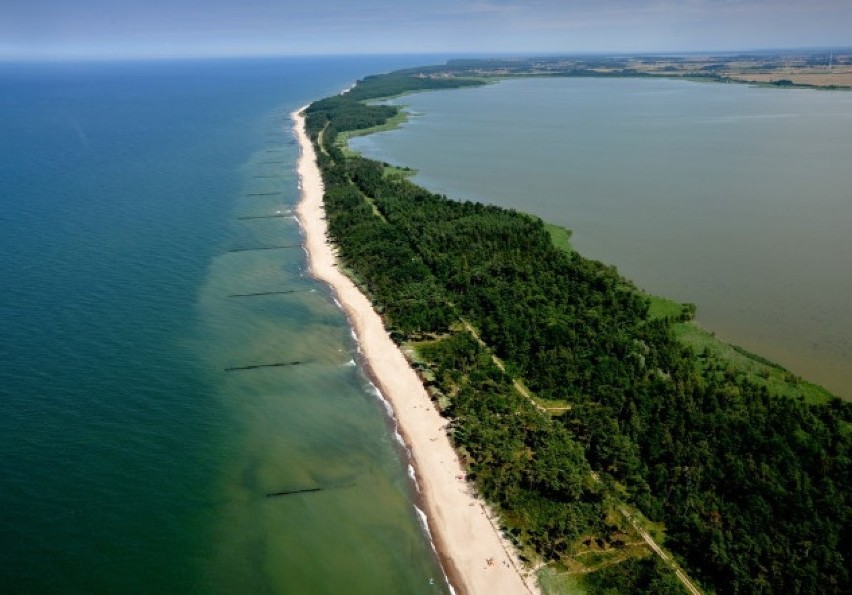 Obniża się poziom wód jeziora Bukowo. Niepokój w gminie Darłowo [ZDJĘCIA]