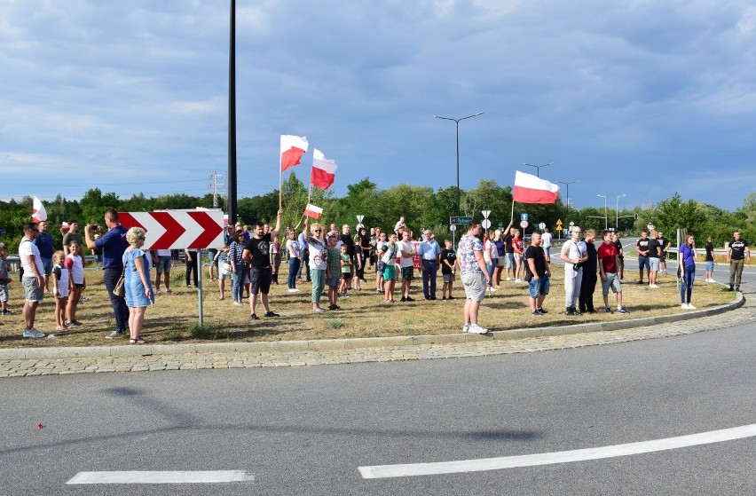Race na rondzie Pileckiego w Kędzierzynie-Koźlu. Ponad 150 osób uczciło pamięć Powstania Warszawskiego (video, zdjęcia)