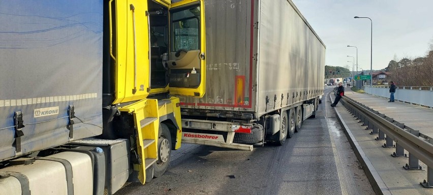 Zderzenie samochodów ciężarowych i osobowego na DK 12 w Przygłowie ZDJĘCIA