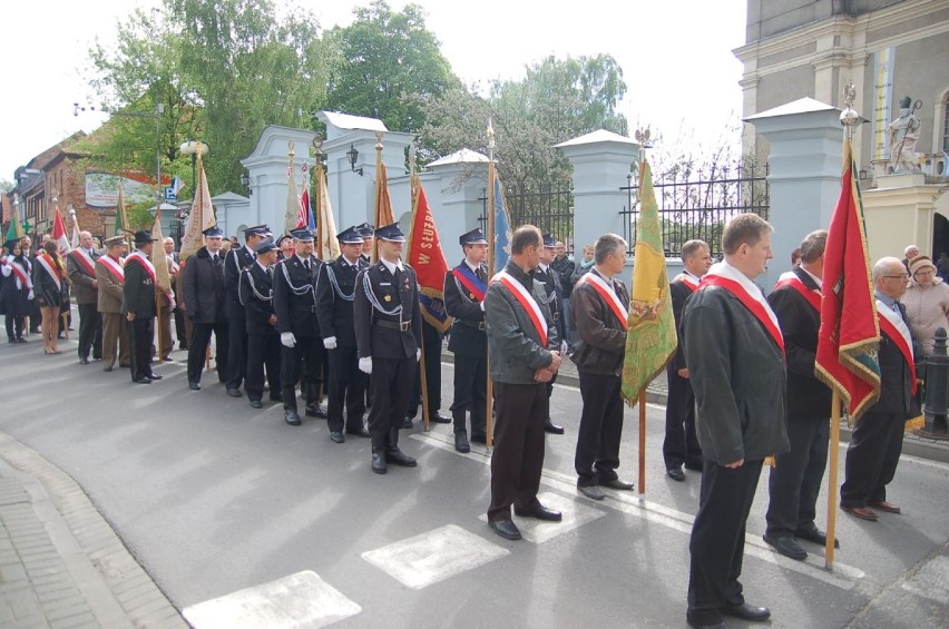 Trzeci Maja w Zbąszyniu. Obchody pod pomnikiem. ZDJĘCIA I...