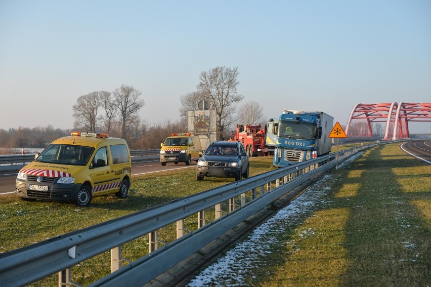 Nie żyje kierujący ciężarówką, który na autostradzie A4 w Sośnicy uderzył w bariery [ZDJĘCIA]