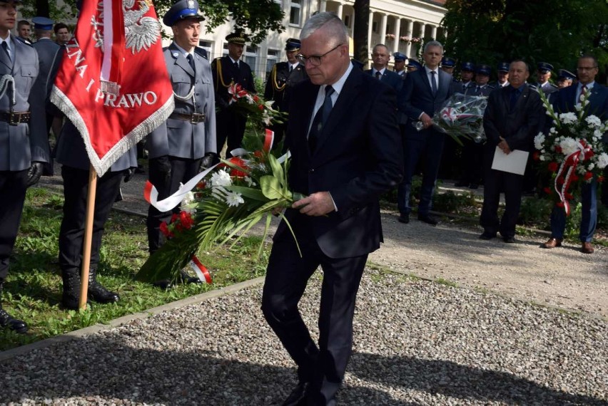 Święto Policji w Gnieźnie: złożenie kwiatów pod pomnikiem...