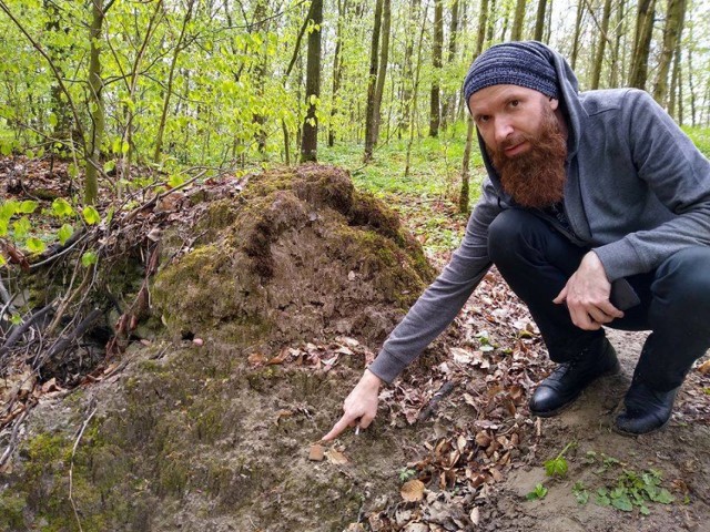 Piotr Podlewski na terenie dawnego grodziska - wskazuje wyraźnie widoczne pozostałości ceramiki