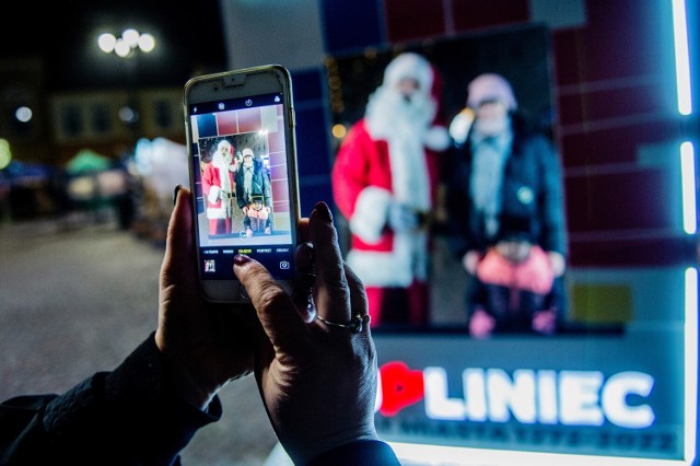 Mikołaj na Rynku w Lublińcu. Mieszkańcy buszowali po jarmarku