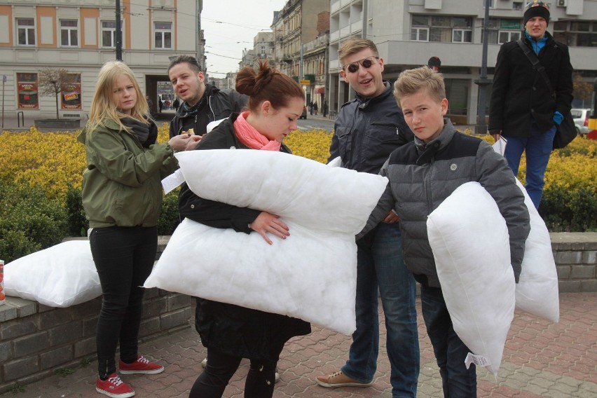 Bitwa na poduszki na Placu Wolności w Łodzi [ZDJĘCIA+FILM]