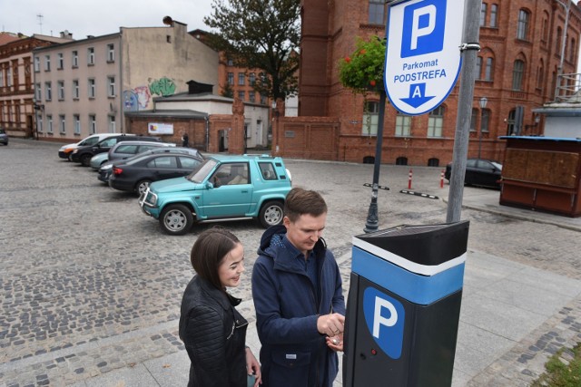 Od 1 kwietnia za pierwszą godzinę postoju w Śródmiejskiej Strefie Płatnego Parkowania będzie trzeba zapłacić 5 złotych. Od 1 czerwca opłaty będą pobierane także w soboty