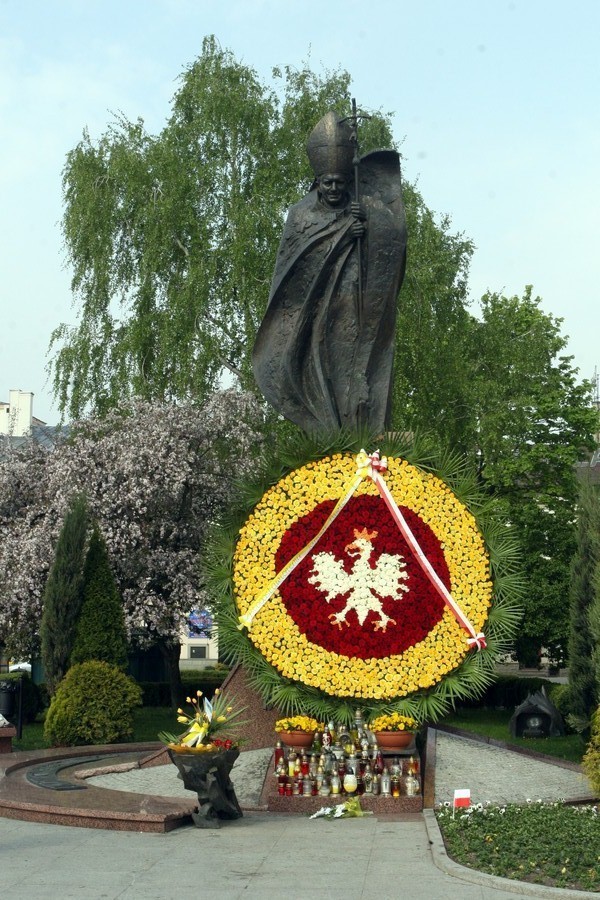 Znicze pod pomnikiem Jana Pawła II w Nowym Sączu[ZDJĘCIA]