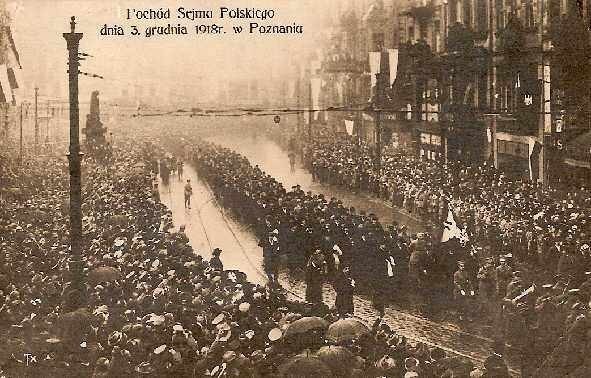 Pochód Sejmu Polskiego dnia 3 grudnia 1918 r. w Poznaniu. Pocztówka z około 1919 roku ze zbiorów Wtk