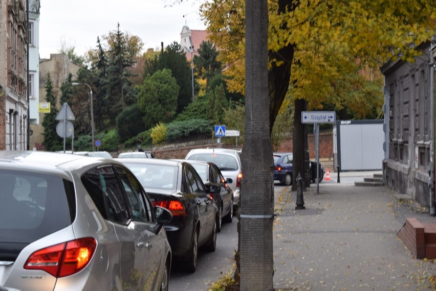 Koronawirus Gniezno. Mobilny punkt pobierania wymazów przy ul. Św. Jana. Długie kolejki