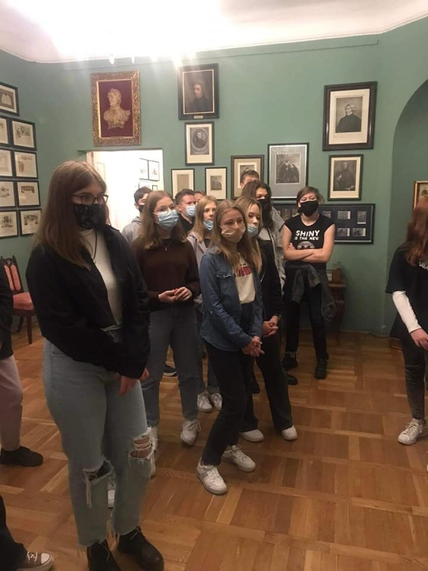 Uczniowie SP nr 8 w Krotoszynie odwiedzili Muzeum Adama Mickiewicza w Śmiełowie
