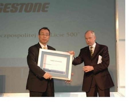 Minister skarbu nagradza inwestora z Wielkopolski. Fot. źródło Bridgestone Polska