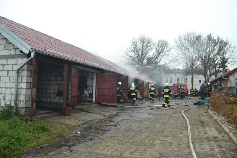 Pożar w Prabutach. Ogień wybuchł w garażach przy ul. Legionów [ZDJĘCIA]