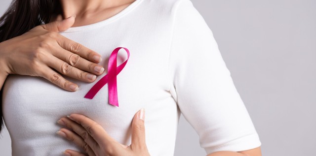 Samobadanie piersi może okazać się kluczowe w profilaktyce raka piersi. Wiesz, jak je wykonywać?