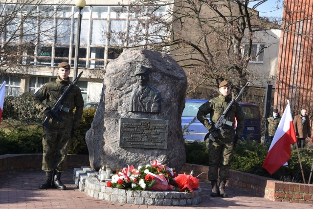 Uroczystość z okazji 80. rocznicy powstania AK przy pomniku gen. Bór-Komorowskiego w Grudziądzu