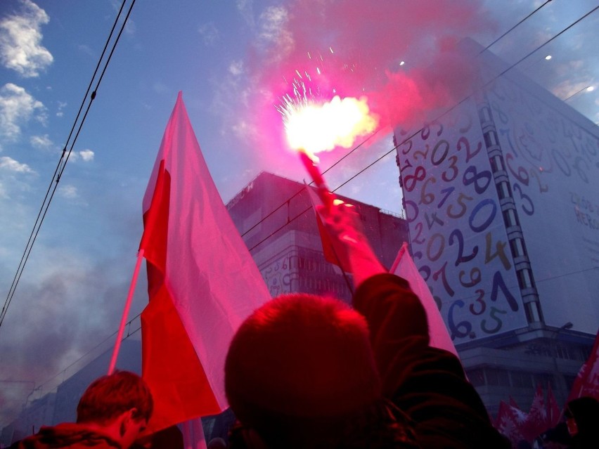 Nieodłącznym elementem marszu były co chwilę odpalane race