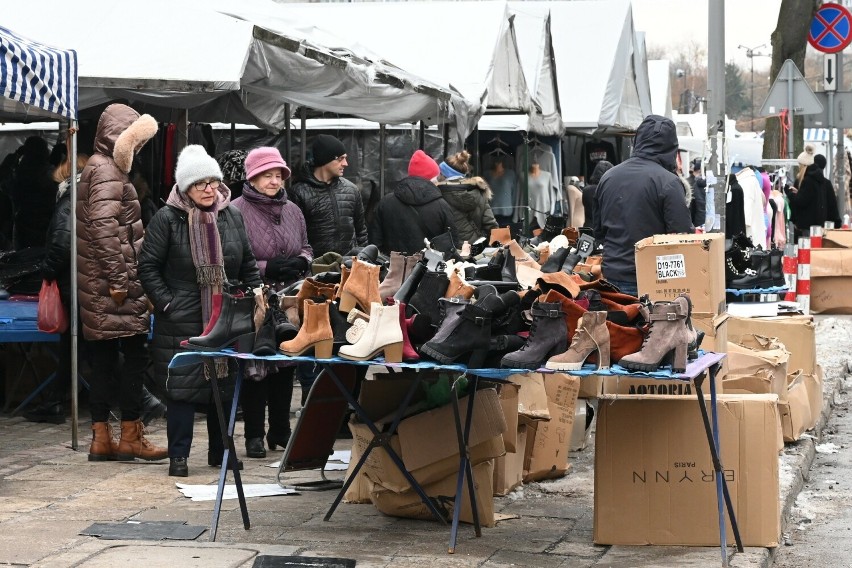 Bazary w Kielcach oblężone przed świętami! Co ludzie kupowali w piątek, 15 grudnia? Zobaczcie zdjęcia