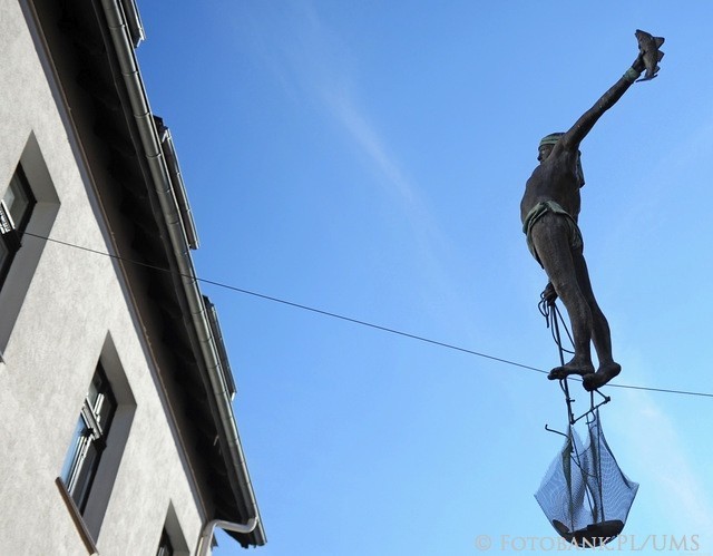 Rzeźba rybaka w Sopocie. Balansujący na linie rybak przeniesiony z Monciaka [ZDJĘCIA]