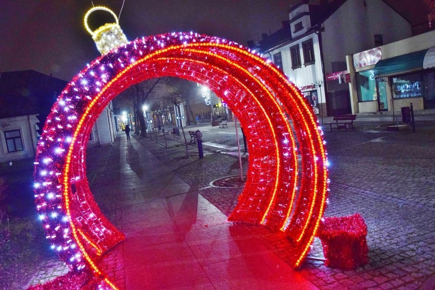 Świąteczna „brama miejska” w Sieradzu. Nowa ozdoba stoi na ul. Kościuszki