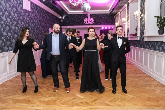 Tegoroczni maturzyści z Liceum Plastycznego w Łomży zatańczyli poloneza. Dwukrotnie.