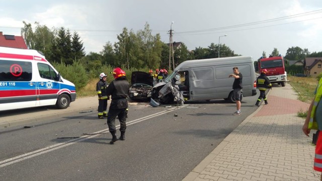 Wypadek w Tobiaszach na DW 713. Zderzenie 4 aut, 6 osób rannych