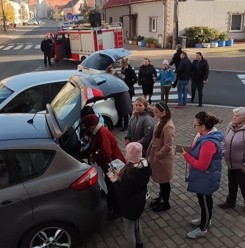 Słodka kawiarenka KGW Gaworzyce ruszyła dziś (24.10) w objazd po wszystkich wsiach w gminie. To pomoc dla pogorzelców z Kłobuczyna