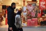 Zakupy przed Dniem Zakochanych -  prezenty na walentynki - kwiaty i biżuteria z sercem