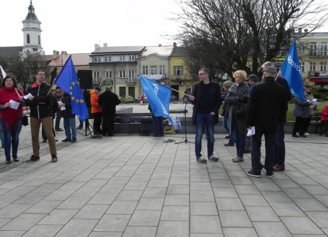 Zgromadzenie zorganizowane przez ostrowiecki Komitet Obrony Demokracji rozpoczęło się w sobotnie południe. Fot. Krzysztof Krzak