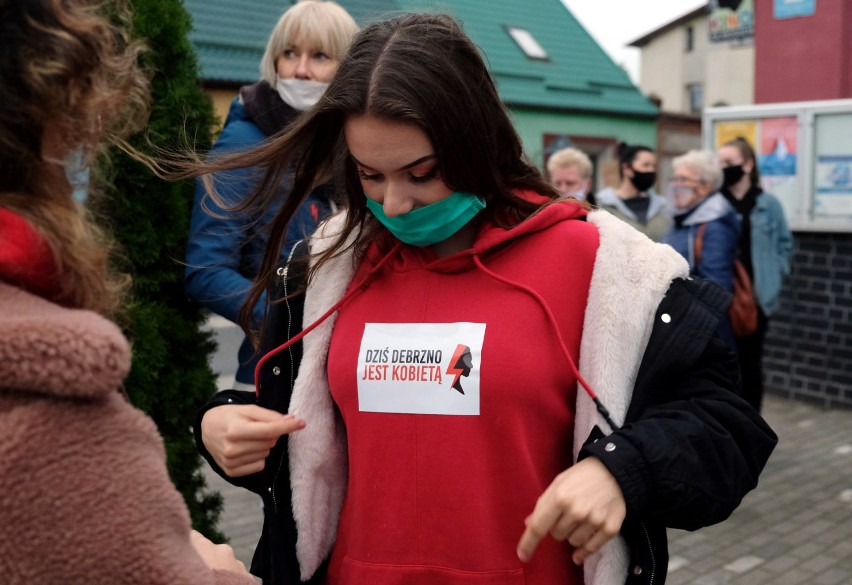 Strajk kobiet również w Debrznie. - Nie godzimy się na to co robi Kaczyński i rząd – mówią i krzyczą: Kobieta myśli, czuje, decyduje