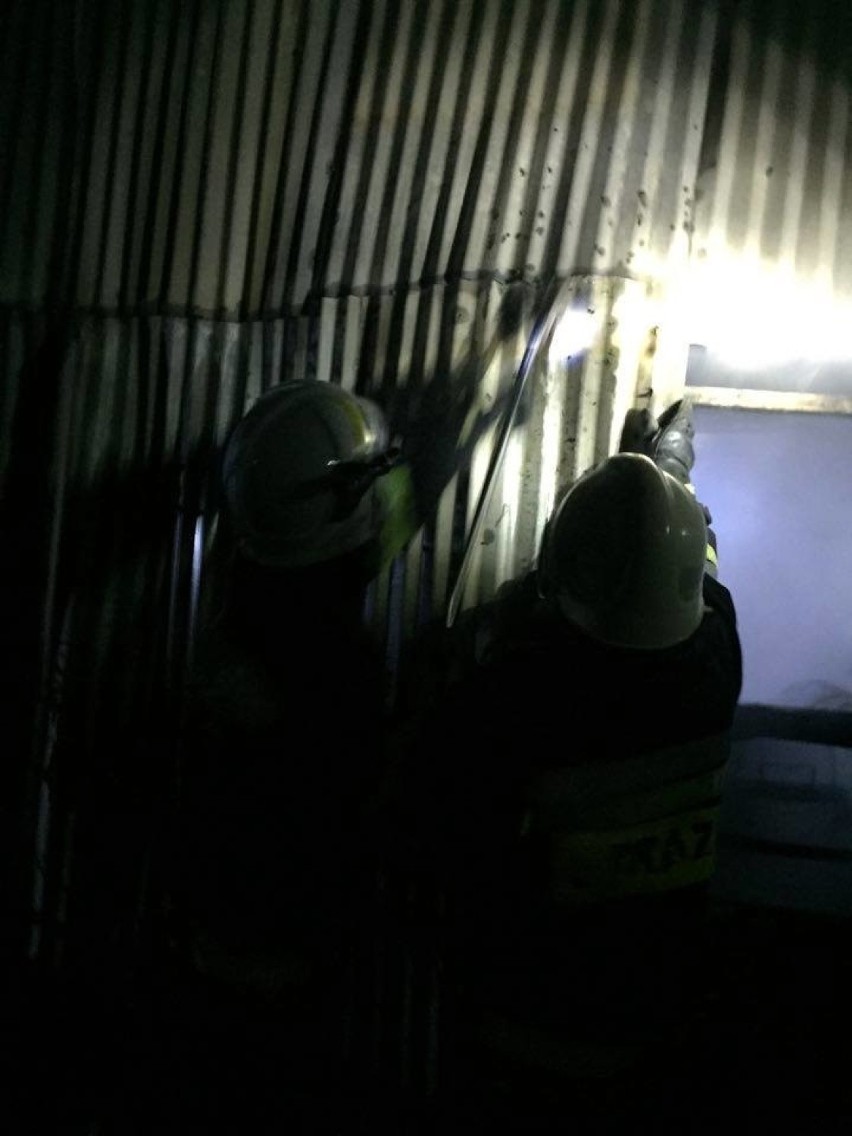 Nocny pożar pod Bydgoszczą. W gminie Dąbrowa Chełmińska spłonął garaż i samochód [zdjęcia]