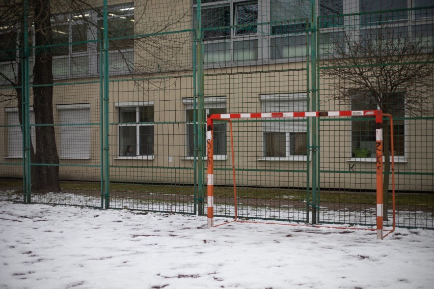 Modernizacja boiska przy III Liceum Ogólnokształcącym w Płocku. Podpisano pierwszą umowę. Jak obecnie wygląda obiekt? [ZDJĘCIA]