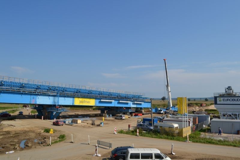 Sierpniowe prace przy budowie mostu. Na jakim etapie znajduje się inwestycja? [FOTO]