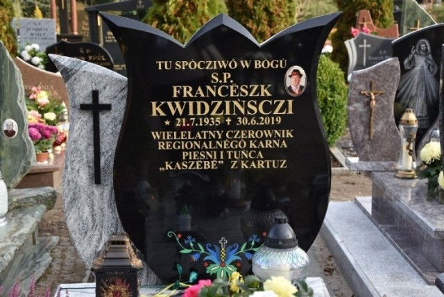 Byliśmy na cmentarzach kartuskich i w Kiełpinie. Na tym drugim spoczywa ks. Antoni Arasmus czy z najnowszej historii Jacek Wroński. W Kartuzach jest to Aleksander Majkowski czy z najnowszej historii - Franciszek Kwidziński i Hubert Hoppe.