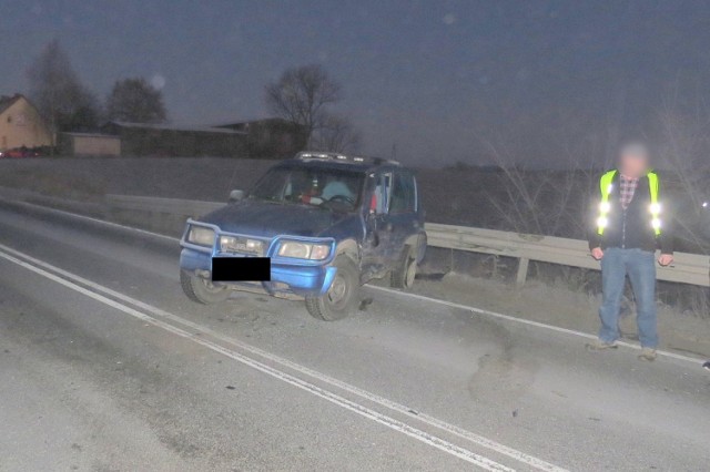 Niedostosowanie prędkości do warunków panujących na drodze doprowadziły, wczoraj do kolizji w Żalnie. Obecni na miejscu policjanci ustalili, że kierujący kią wpadł w poślizg i uderzył w jadące z naprzeciwka bmw. Sprawca otrzymał mandat. 

Policjanci ustalili, że kierujący kią, 19-letni mieszkaniec powiatu starogardzkiego jadąc od strony Tucholi nie dostosował prędkości do warunków panujących na drodze, wpadł w poślizg, zjechał na przeciwległy pas ruchu i uderzył w prawidłowo jadące bmw. 19 latek jechał sam, natomiast bmw podróżowały 2 osoby, mieszkańcy pow. choszczeńskiego. Na szczęście nikomu nic się nie stało. Droga w tym miejscu była jednak częściowo zablokowana i policjanci kierowali ruchem wahadłowo. Obaj kierowcy byli trzeźwi. Na sprawcę wykroczenia funkcjonariusze nałożyli grzywnę. 

Z uwagi na porę roku przypominamy, aby kierując pojazdem, zwracać uwagę na stan jezdni i zmieniające się warunki atmosferyczne. - Rano drogi w powiecie były wyjątkowo śliskie. 

Warto w takim wypadku zdjąć nogę z gazu, by bezpiecznie dotrzeć do celu podróży - ostrzega Justyna Janiak, rzeczniczka tucholskiej policji.