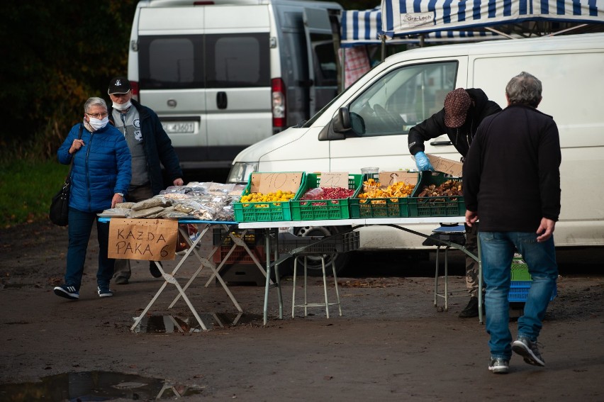 Targowisko w Darłowie w czasie pandemii koronawirusa [ZDJĘCIA]