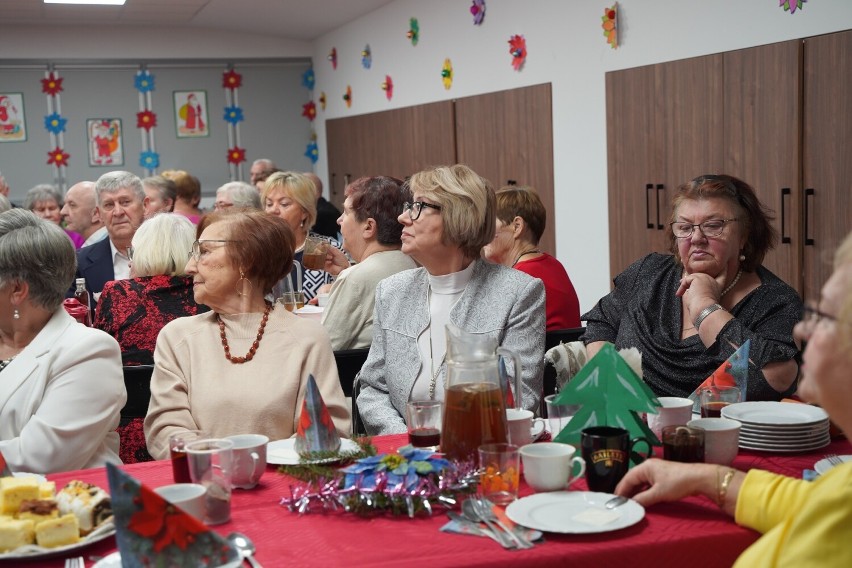 Kolorowo, świątecznie i kolędowo  - takie było spotkanie wigilijne w Klubie Seniora "Ustronie"