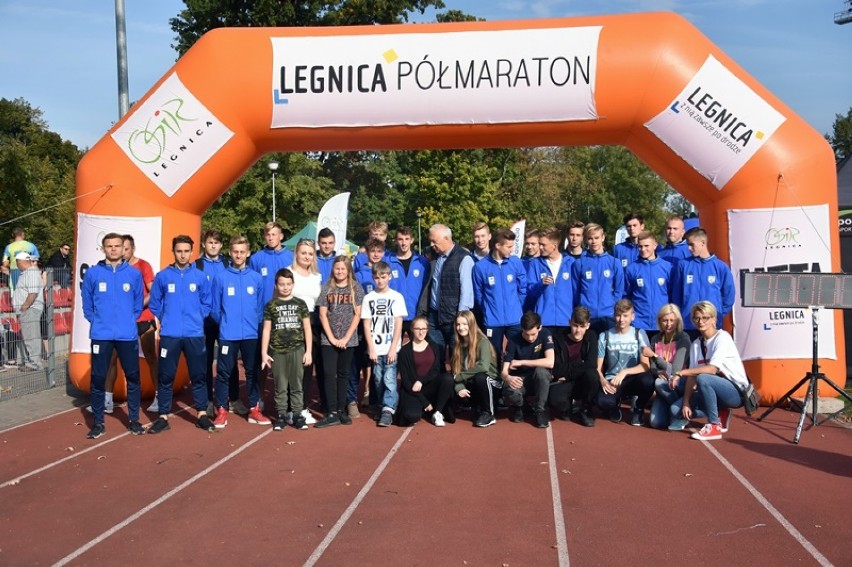 Legnica Półmaraton, biegnie blisko 500 biegaczy [ZDJĘCIA]