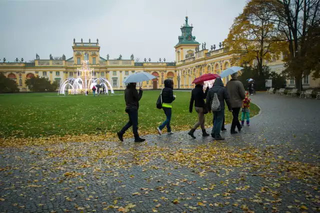 Wystawa „Wokół herbaty, kawy i czekolady” prezentuje wilanowską kolekcję ceramiki – niezwykle cenne i rzadkie przedmioty z czerwonej i czarnej kamionki. - Na wystawie w Muzeum Pałacu Króla Jana III w Wilanowie prezentujemy najwcześniejsze, unikatowe przykłady naczyń z czerwonej kamionki z końca XVII w., wypalanej przez holenderskiego mistrza imbryków Ary'ego de Milde i działających w Anglii braci Elersów.

Wyjątkowym powodem do dumy jest największy w Polsce zespół kamionki Johanna Friedricha Böttgera, słynnego alchemika i więźnia Augusta Mocnego, któremu udało się uruchomić w Miśni pierwszą europejską manufakturę porcelany - zapowiadają organizatorzy wydarzenia.

Wystawa na pierwszym piętrze pałacu wilanowskiego. Bezpłatne bilety do pałacu można odebrać w kasie muzeum, nie obowiązuje rezerwacja.
Uwaga! Pamiętajcie, że wstęp do Królewskiego Ogrodu Światła, otwartego w godz. 16–21, pozostaje płatny. Nie obowiązuje rezerwacja.

Zobacz też: WARSZAWA ZA DARMO. Bezpłatne weekendowe wydarzenia w stolicy [PRZEGLĄD]