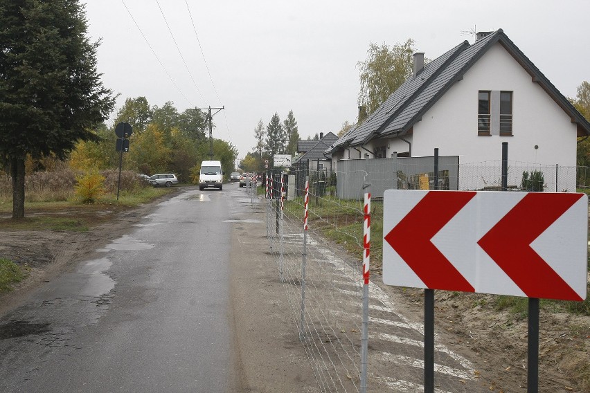 Mieszkańcy ulicy Dennej postawili na jezdni barierki [ZDJĘCIA]