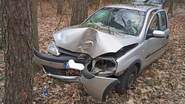 Pod Modrzewiem rozbił się osobowy opel