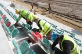 Montują już krzesełka na trybunach nowego stadionu pilkarskiego w Sosnowcu. Są w barwach klubowych Zagłębia Sosnowiec