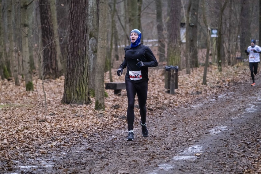 Bieg z Mikołajem 2022. Najnowsze miejskie zawody. Jak zawodnicy poradzili sobie z zimnem?