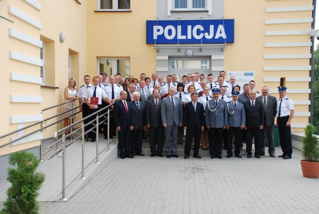 Pamiątkowe, grupowe zdjęcie z obchodów Święta Policji w 2011 roku