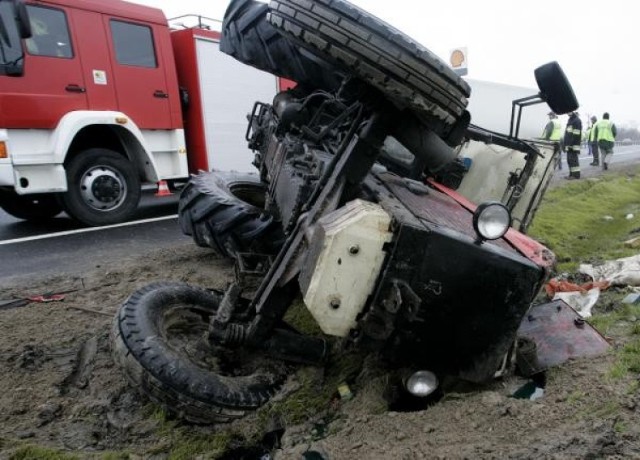 Śmiertelny wypadek w Krowicach. Traktor przygniótł człowieka