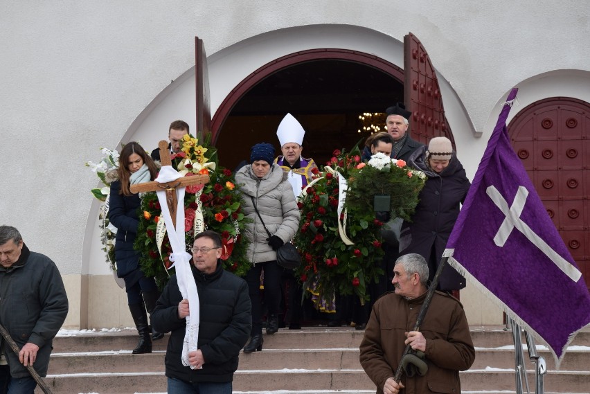 Ostatnia droga ks. kanonika Mariana Wysockiego. Spoczął na cmentarzu w Hołodolinie (zdjęcia)   