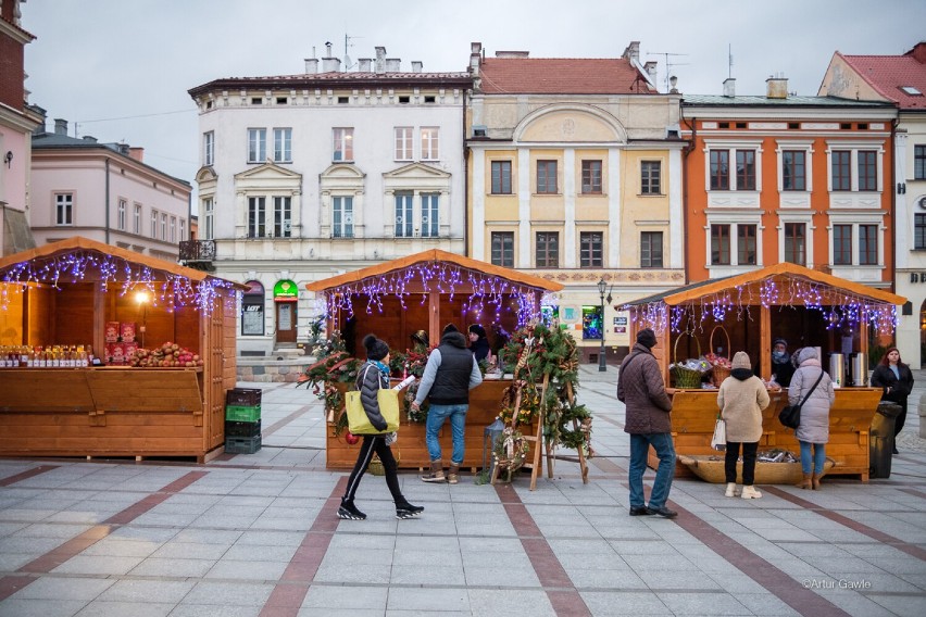 Jarmark Świąteczny na Rynku w Tarnowie potrwa siedem dni. Dodatkową atrakcją występy zespołów muzycznych [ZDJĘCIA]