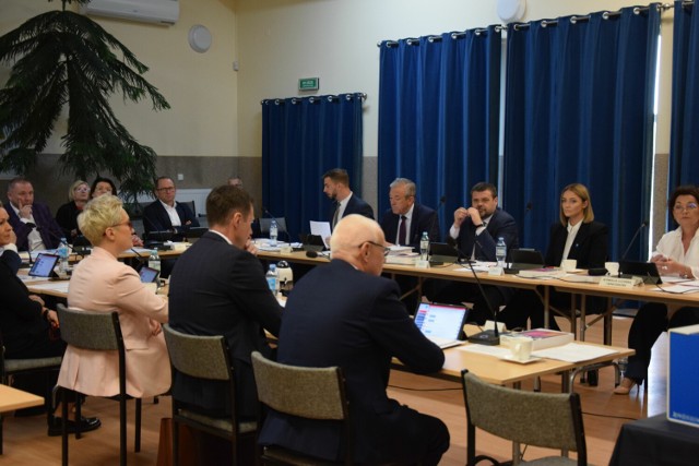 Na pierwszej w tej kadencji sesji spotkali się radni powiatu zduńskowolskiego.