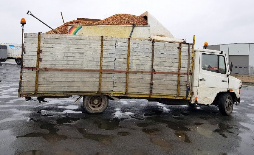Przeładowana ciężarówka w fatalnym stanie technicznym zatrzymana na terenie powiatu grodziskiego! [FOTO]