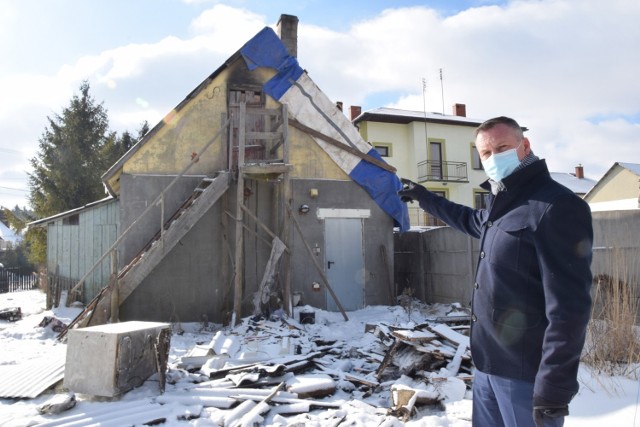 Kielecki radny Arkadiusz Ślipikowski przed zniszczonym domem przy ulicy Leśniówka.