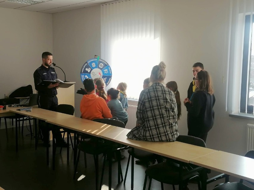 Uczestnicy ferii w TOK w Komendzie Powiatowej Policji w...