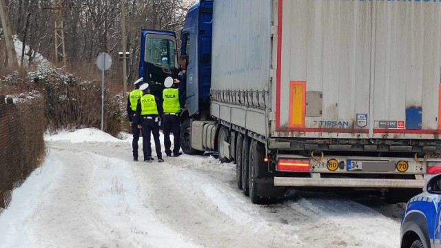 TIR utknął w śniegu na ul. Lubelskiej i zatarasował drogę w Wałbrzychu